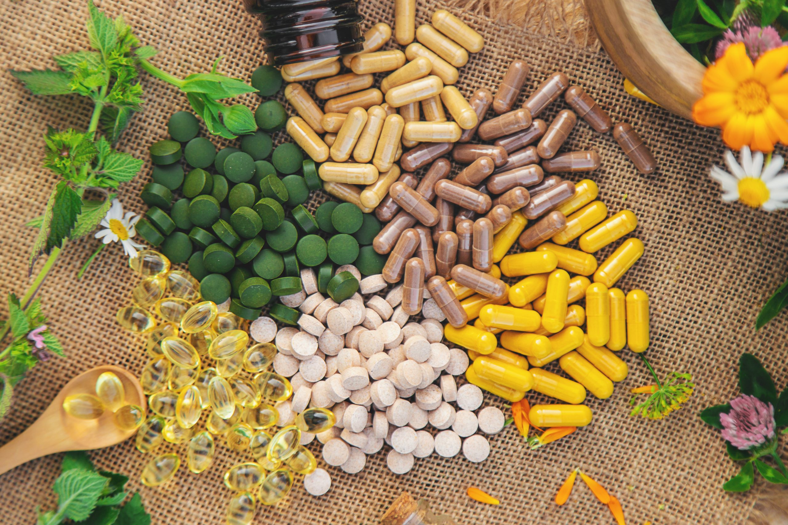 Supplementi and medicinal herbs and flowers. Selective focus. Nature.